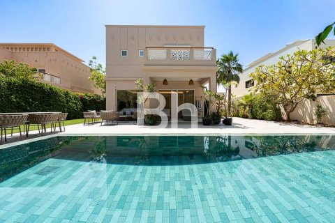 Villa en The Lakes, Dubai, 3 dormitorios, 570 m², № 57661 - foto 1