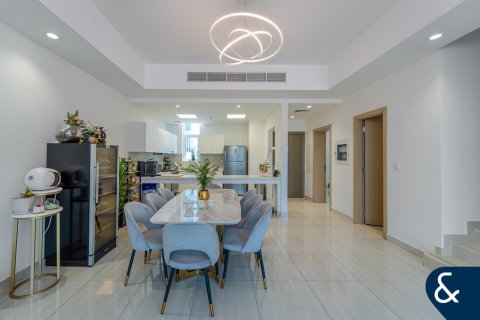 Villa in Victory Heights, Dubai Sports City, Dubai 4 bedrooms, 173 sq.m. № 76558 - photo 6