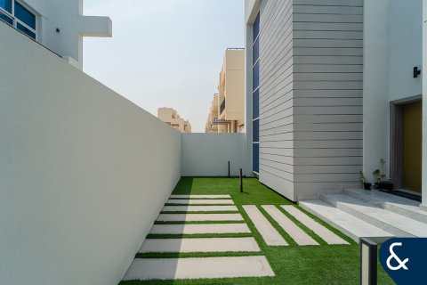 Villa in Victory Heights, Dubai Sports City, Dubai 4 bedrooms, 173 sq.m. № 76558 - photo 2