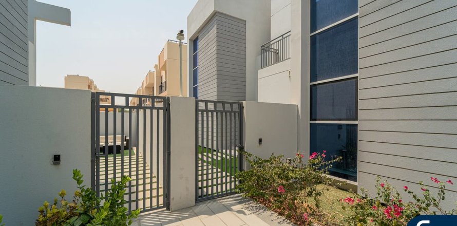 Villa in Victory Heights, Dubai Sports City, Dubai 4 bedrooms, 173 sq.m. № 76558