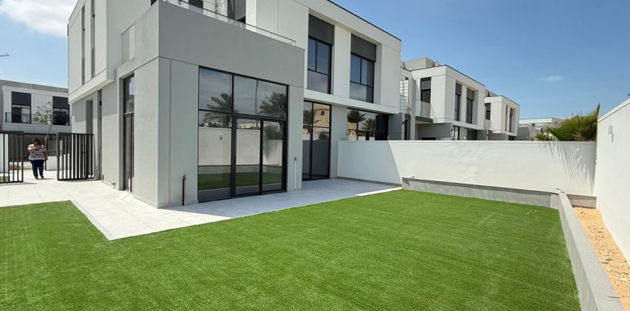 Adosado en Al Furjan, Dubai, 4 dormitorios, 407.7 m², № 11974