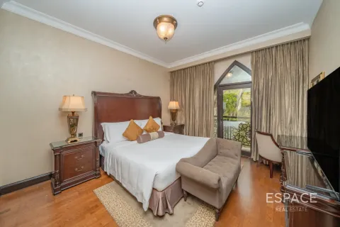 Villa in Palm Jumeirah, Dubai 4 bedrooms, 369 sq.m. № 122843 - photo 15
