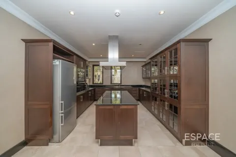 Villa in Palm Jumeirah, Dubai 4 bedrooms, 369 sq.m. № 122843 - photo 5