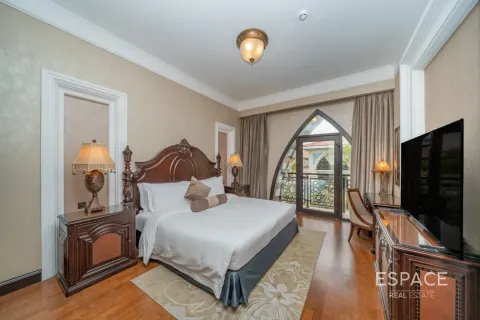 Villa in Palm Jumeirah, Dubai 4 bedrooms, 369 sq.m. № 122843 - photo 7