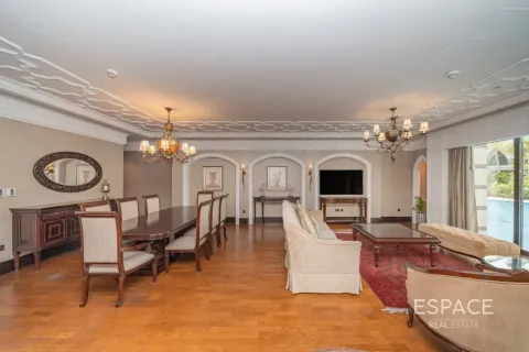 Villa in Palm Jumeirah, Dubai 4 bedrooms, 369 sq.m. № 122843 - photo 4
