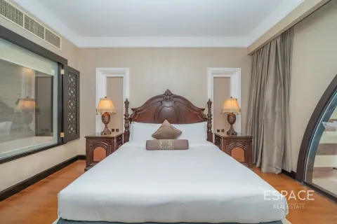 Villa in Palm Jumeirah, Dubai 4 bedrooms, 369 sq.m. № 122843 - photo 8