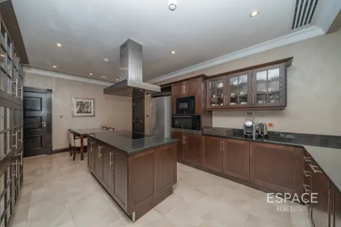 Villa in Palm Jumeirah, Dubai 4 bedrooms, 369 sq.m. № 122843 - photo 6