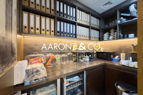 Oficina en Jumeirah Lake Towers, Dubai, 230 m², № 78259 - foto 2