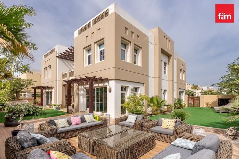 Villa en Dubai, 5 dormitorios, 658.6 m², № 10641 - foto 1
