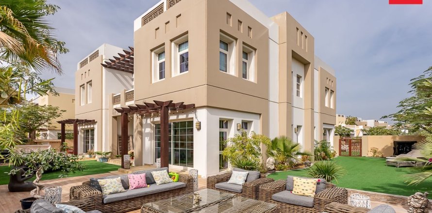 Villa en Dubai, 5 dormitorios, 658.6 m², № 10641