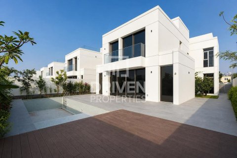 Villa in Jumeirah Park, Dubai 5 bedrooms, 560.95 sq.m. № 136812