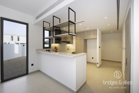 Снять в аренду виллу в Дубае: 4 спальни, 222.7м², № 77179 - фото 2