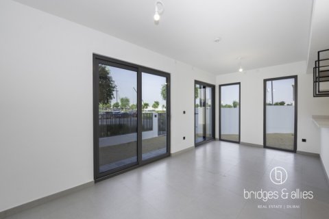 Снять в аренду виллу в Дубае: 4 спальни, 222.7м², № 77179 - фото 4