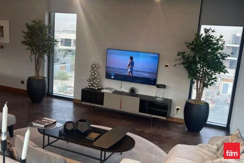 Villa in Dubai 5 bedrooms, 792 sq.m. № 72221 - photo 2