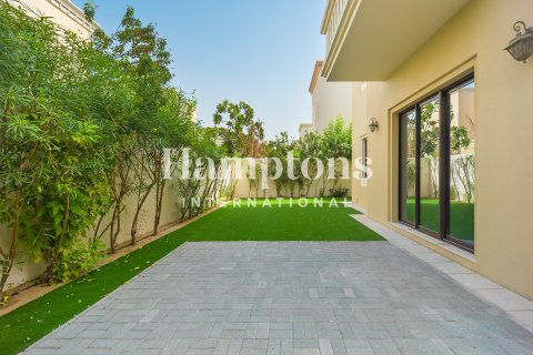 Villa in Bella Casa, Serena, Dubai 4 bedrooms, 404.96417700 sq.m. № 70083 - photo 1