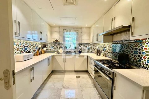 Снять в аренду виллу в Арабиан Ранчес, Дубай: 3 спальни, 297м², № 23027 - фото 9