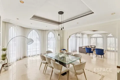 Villa in Palm Jumeirah, Dubai 5 bedrooms, 496 sq.m. № 122781 - photo 2