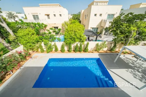 Villa in Meadows, Dubai 4 bedrooms, 320 sq.m. № 122784 - photo 17