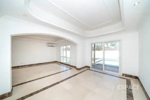 Villa in Meadows, Dubai 6 bedrooms, 457 sq.m. № 122780 - photo 3