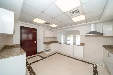 Villa in Meadows, Dubai 6 bedrooms, 457 sq.m. № 122780 - photo 6