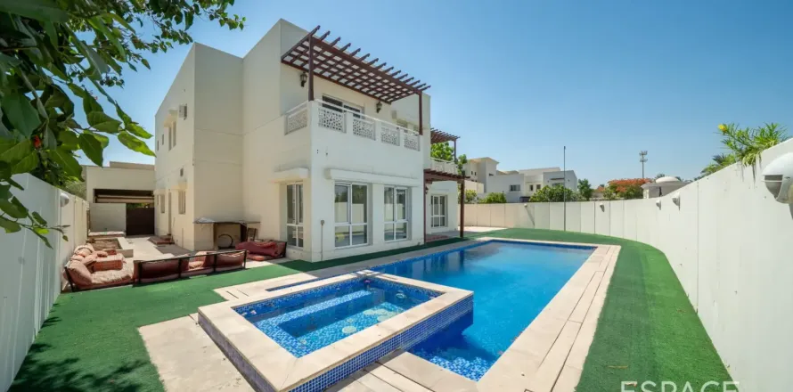 Villa in Meadows, Dubai 6 bedrooms, 457 sq.m. № 122780