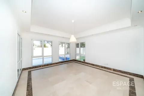 Villa in Meadows, Dubai 6 bedrooms, 457 sq.m. № 122780 - photo 2