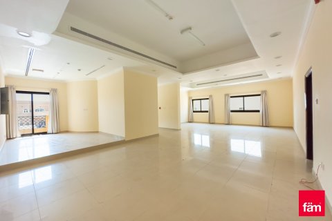 Снять в аренду виллу в Аль-Барше, Дубай: 6 спален, 1156м², № 67353 - фото 1