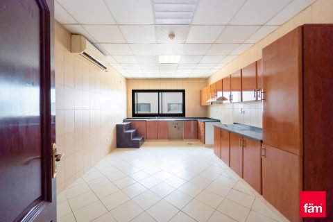 Снять в аренду виллу в Аль-Барше, Дубай: 6 спален, 1156м², № 67353 - фото 15