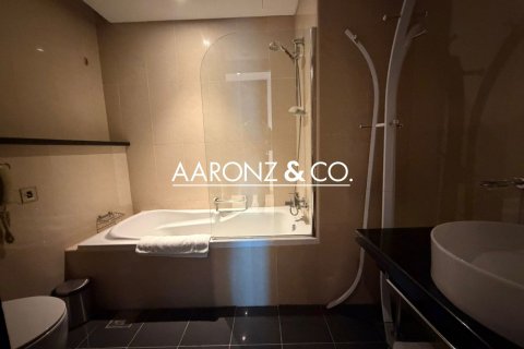 Apartment in Jumeirah Lake Towers, Dubai 2 bedrooms, 117 sq.m. № 101336 - photo 6