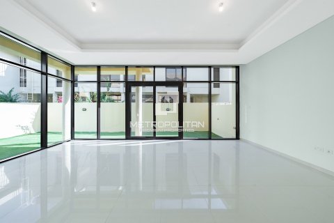 Снять в аренду виллу в DAMAC Hills (Akoya by DAMAC), Дубай: 3 спальни, 253м², № 73967 - фото 2