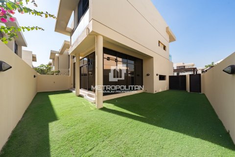 Снять в аренду виллу в DAMAC Hills (Akoya by DAMAC), Дубай: 3 спальни, 253м², № 73967 - фото 3