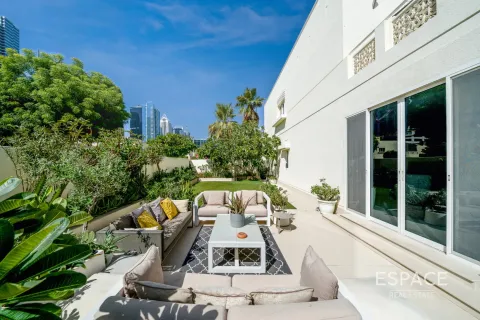 Villa in Meadows, Dubai 4 bedrooms, 748 sq.m. № 71056 - photo 2