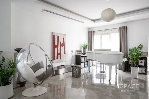 Villa in Meadows, Dubai 4 bedrooms, 748 sq.m. № 71056 - photo 7