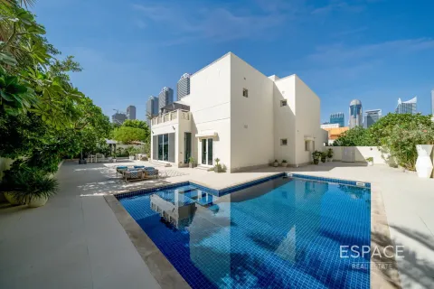 Villa in Meadows, Dubai 4 bedrooms, 748 sq.m. № 71056 - photo 1