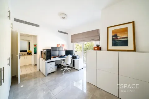 Villa in Meadows, Dubai 4 bedrooms, 748 sq.m. № 71056 - photo 15