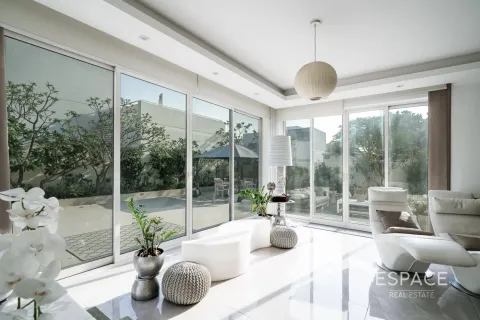 Villa in Meadows, Dubai 4 bedrooms, 748 sq.m. № 71056 - photo 3