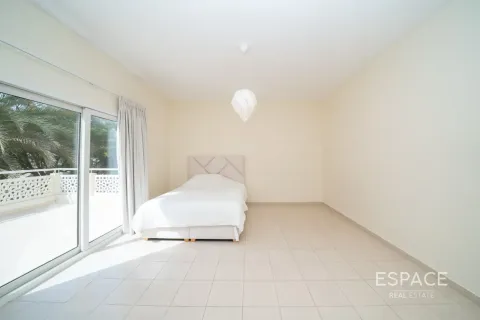 Villa in Meadows, Dubai 4 bedrooms, 373 sq.m. № 62242 - photo 15