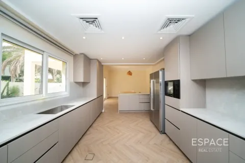 Villa in Meadows, Dubai 4 bedrooms, 373 sq.m. № 62242 - photo 9