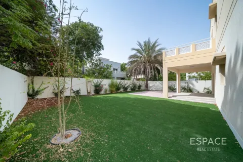 Villa in Meadows, Dubai 4 bedrooms, 373 sq.m. № 62242 - photo 2