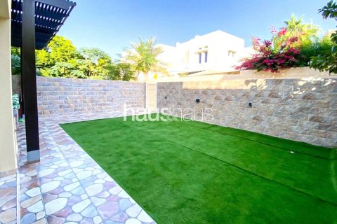Villa in The Lakes, Dubai 3 bedrooms, 282 sq.m. № 44108 - photo 12