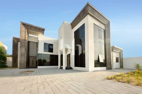 Villa in Nadd Al Sheba, Dubai 6 bedrooms, 2787 sq.m. № 56334 - photo 1
