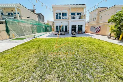 Villa in Jumeirah Village Circle, Dubai 3 bedrooms, 729 sq.m. № 70998 - photo 1