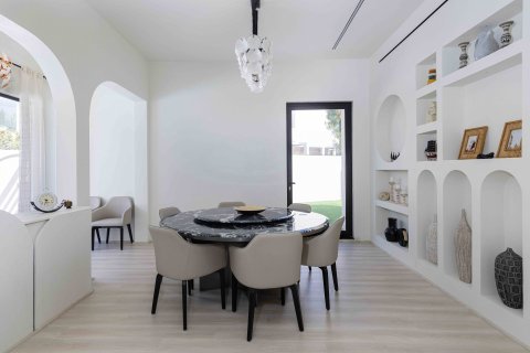 Купить виллу в Арабиан Ранчес, Дубай: 4 спальни, 390м², № 75485 - фото 3