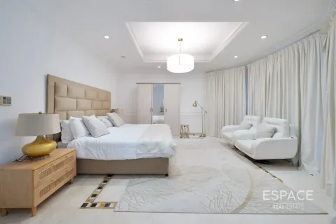 Villa in Palm Jumeirah, Dubai 4 bedrooms, 465 sq.m. № 122562 - photo 8