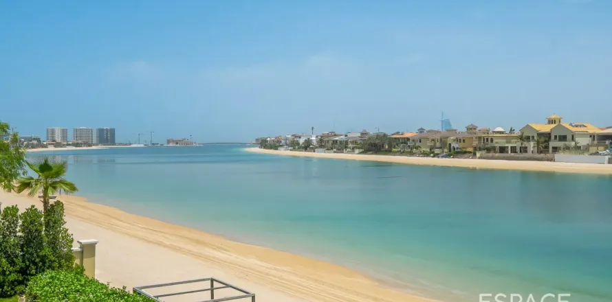 Villa in Palm Jumeirah, Dubai 4 bedrooms, 465 sq.m. № 122562