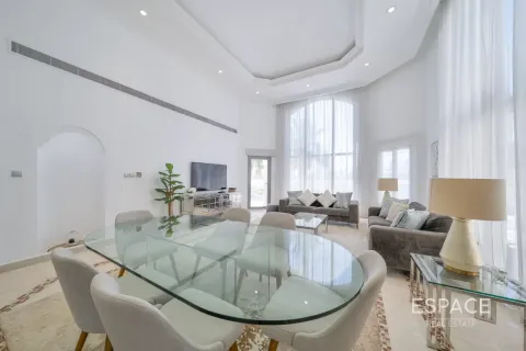 Villa in Palm Jumeirah, Dubai 4 bedrooms, 465 sq.m. № 122562 - photo 5
