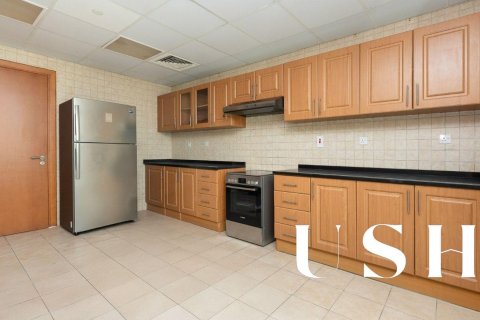 Apartment in Jumeirah Lake Towers, Dubai 2 bedrooms, 190 sq.m. № 46851 - photo 16