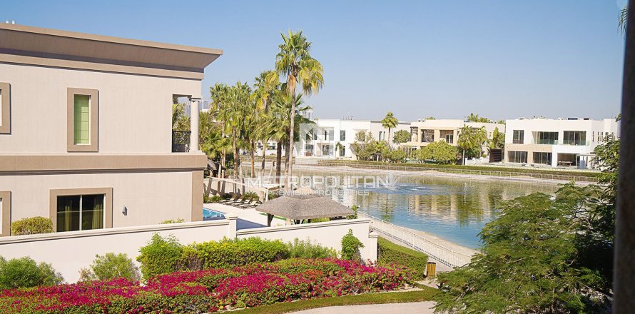 Villa in Emirates Hills, Dubai 7 bedrooms, 1750 sq.m. № 15001