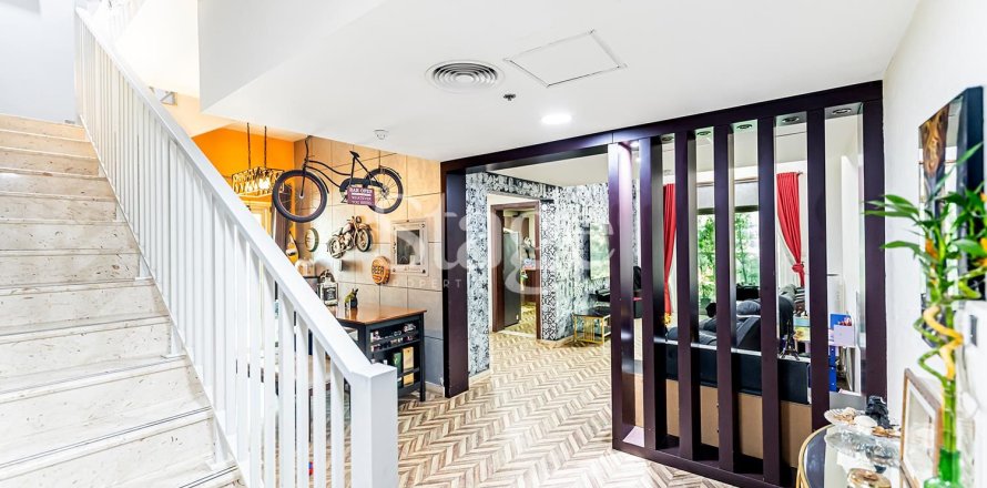 Apartment in Dubai Sports City, Dubai 2 bedrooms, 191 sq.m. № 70371