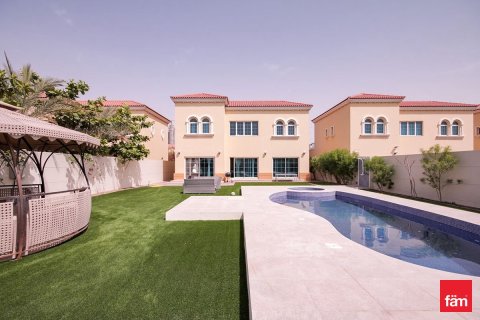 Villa en Dubai, 4 dormitorios, 759.1 m², № 17739 - foto 1